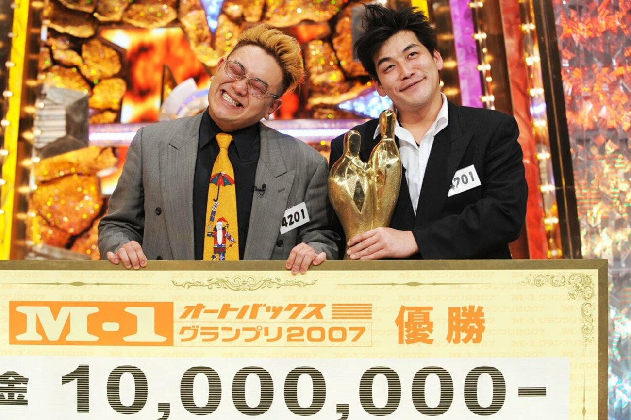 まだスリムだった「M-1グランプリ2007」優勝時のサンドウィッチマン・伊達みきお(左)と富澤たけし