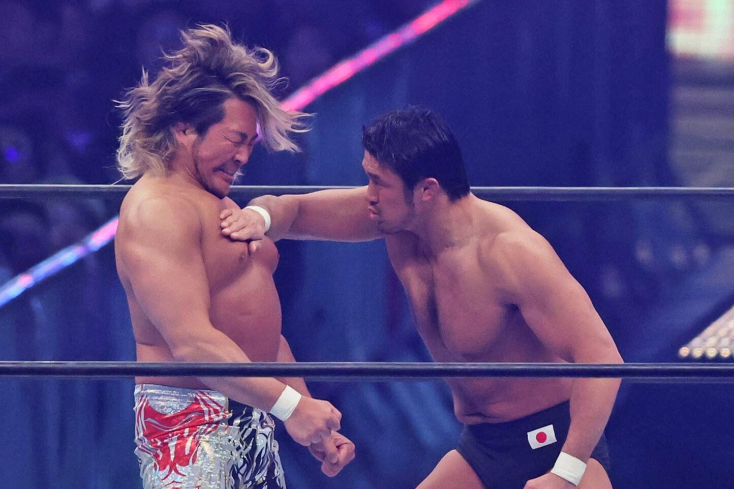 棚橋弘至(左)にチョップを打ち込む柴田勝頼