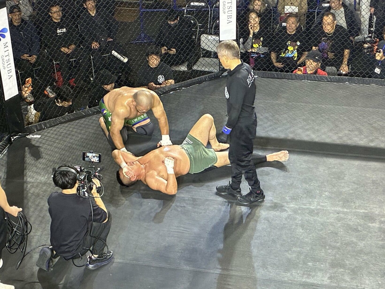 試合後、起き上がれない小路晃に座礼する関根〝シュレック〟秀樹