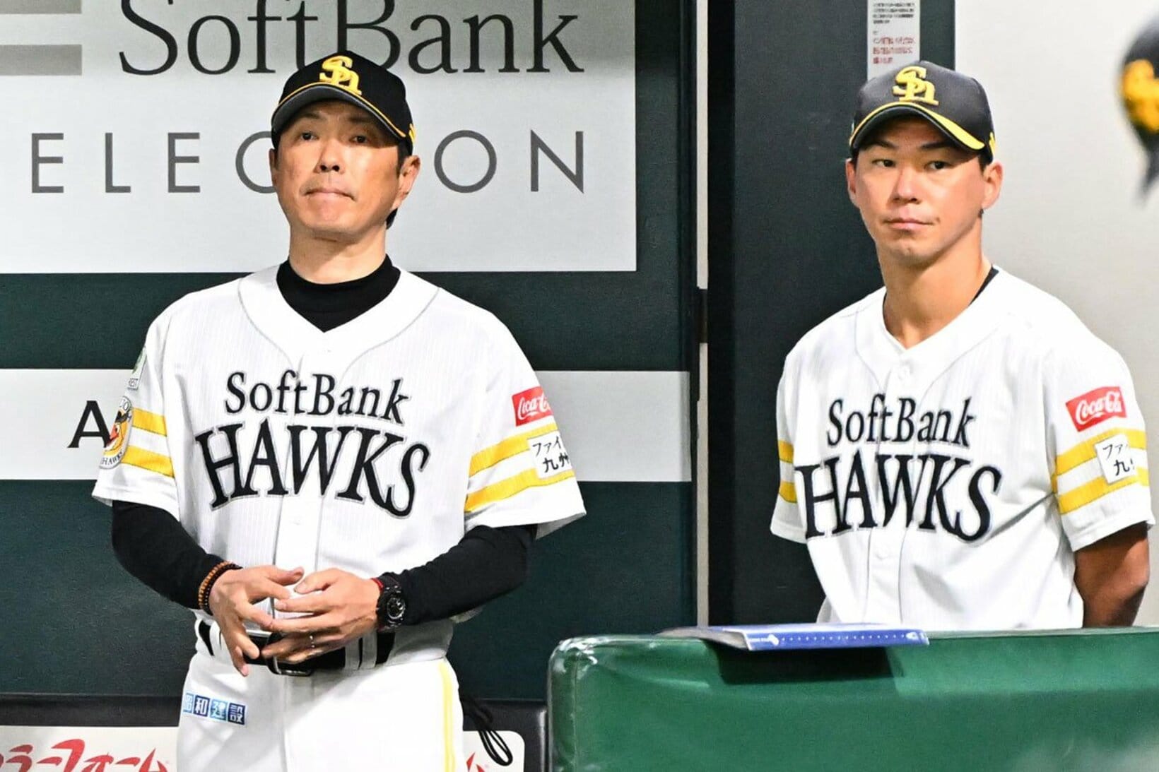 ベンチで戦況を見守ったソフトバンク・小久保監督(左)