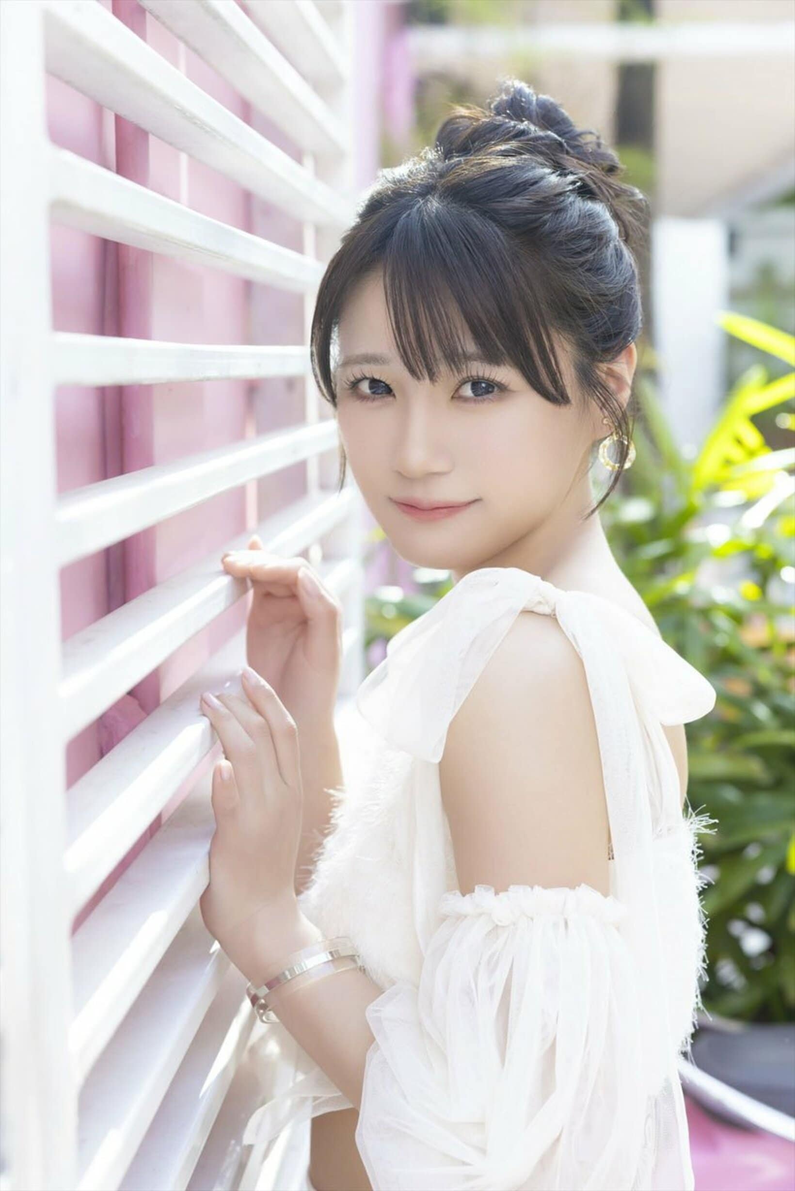 中野愛理の１ｓｔ写真集「可愛いと言って欲しい」セブンネットショッピング限定版表紙（©KADOKAWA ©Zest,Inc. PHOTO/田中智久）