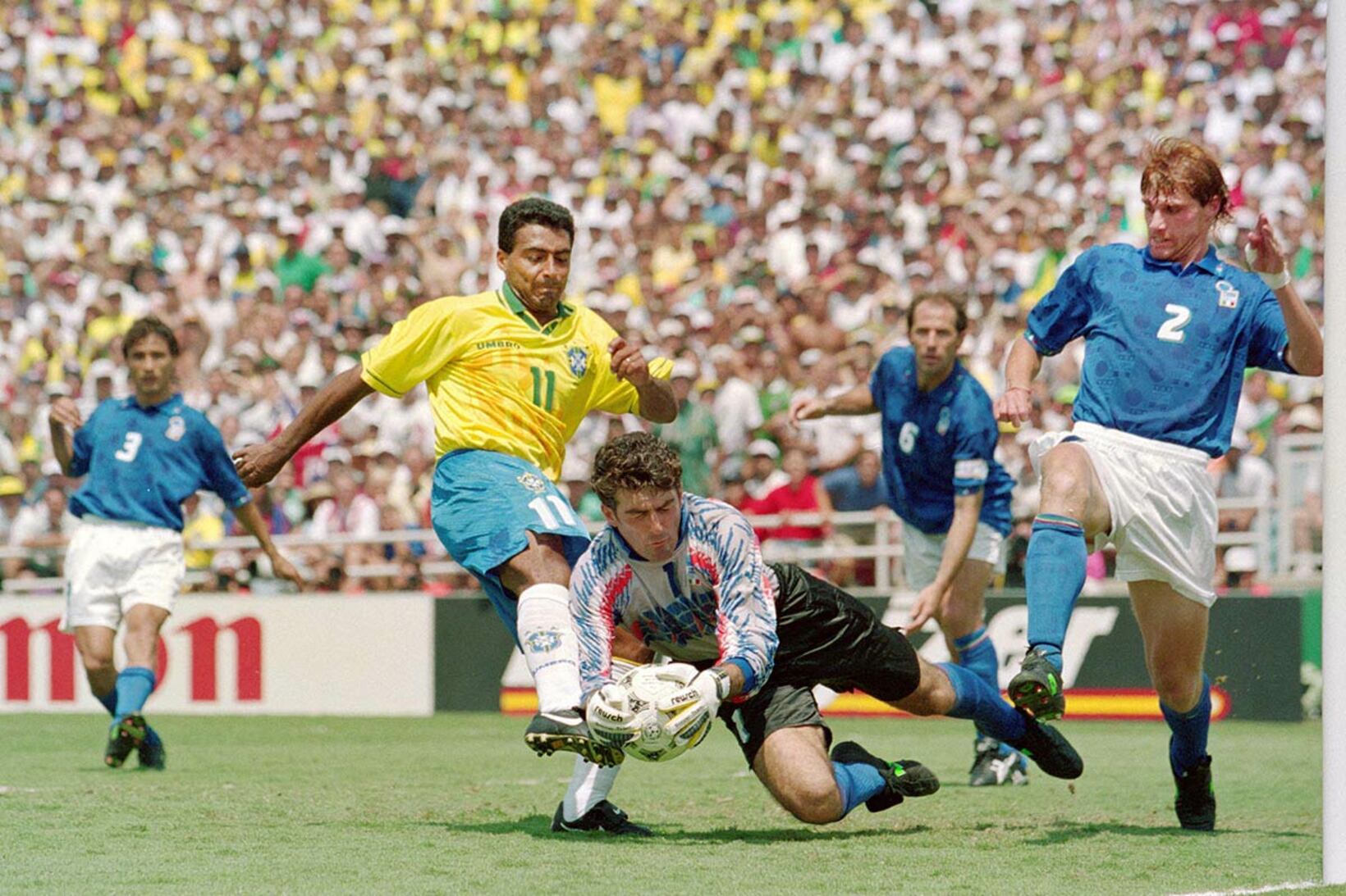 ロマーリオの目の前でダイビングセーブするＧＫパリュウカ（1994年7月17日、ロイター）