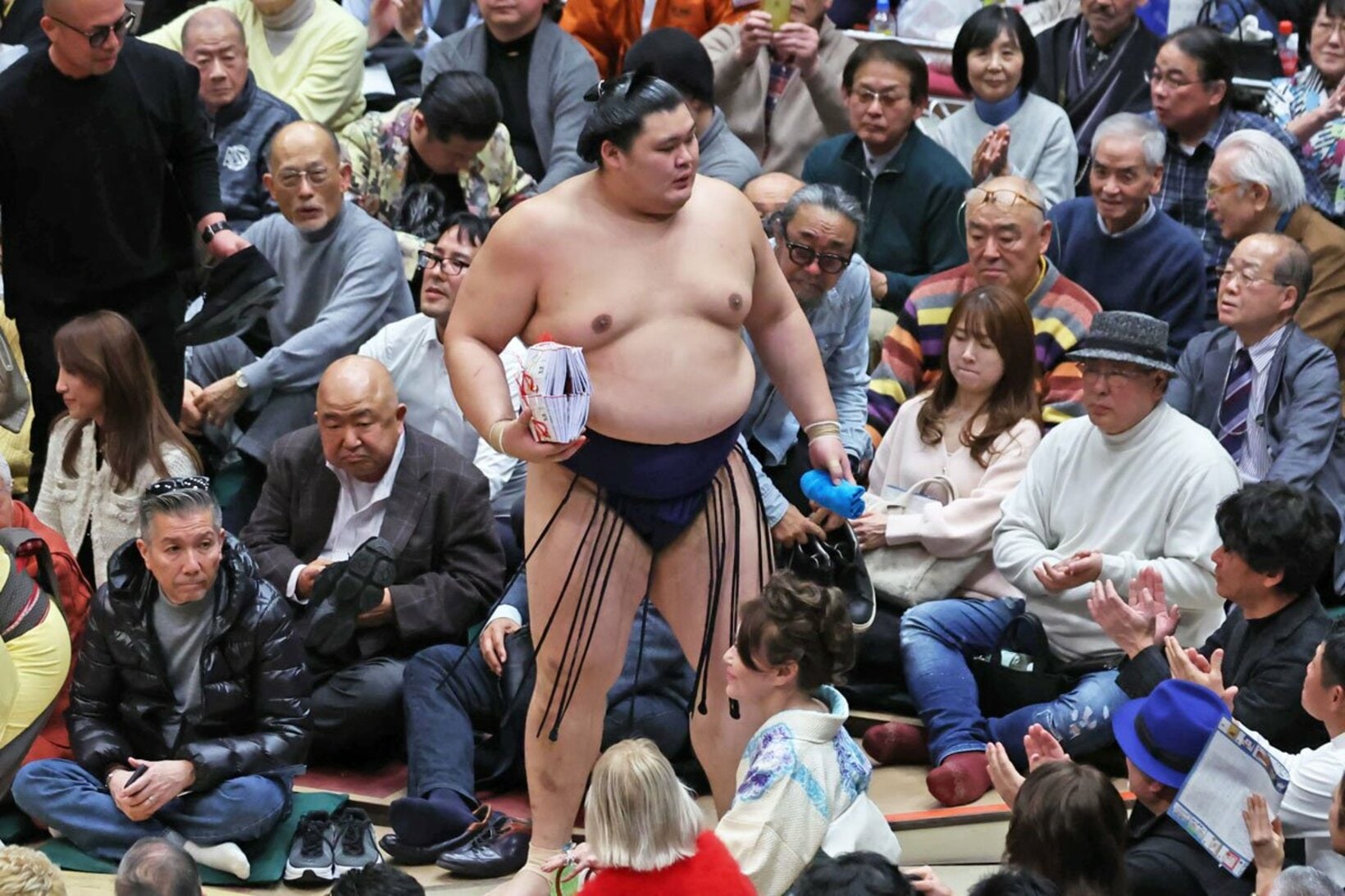 懸賞金を持ち帰る大の里。横綱ともなると量もハンパない