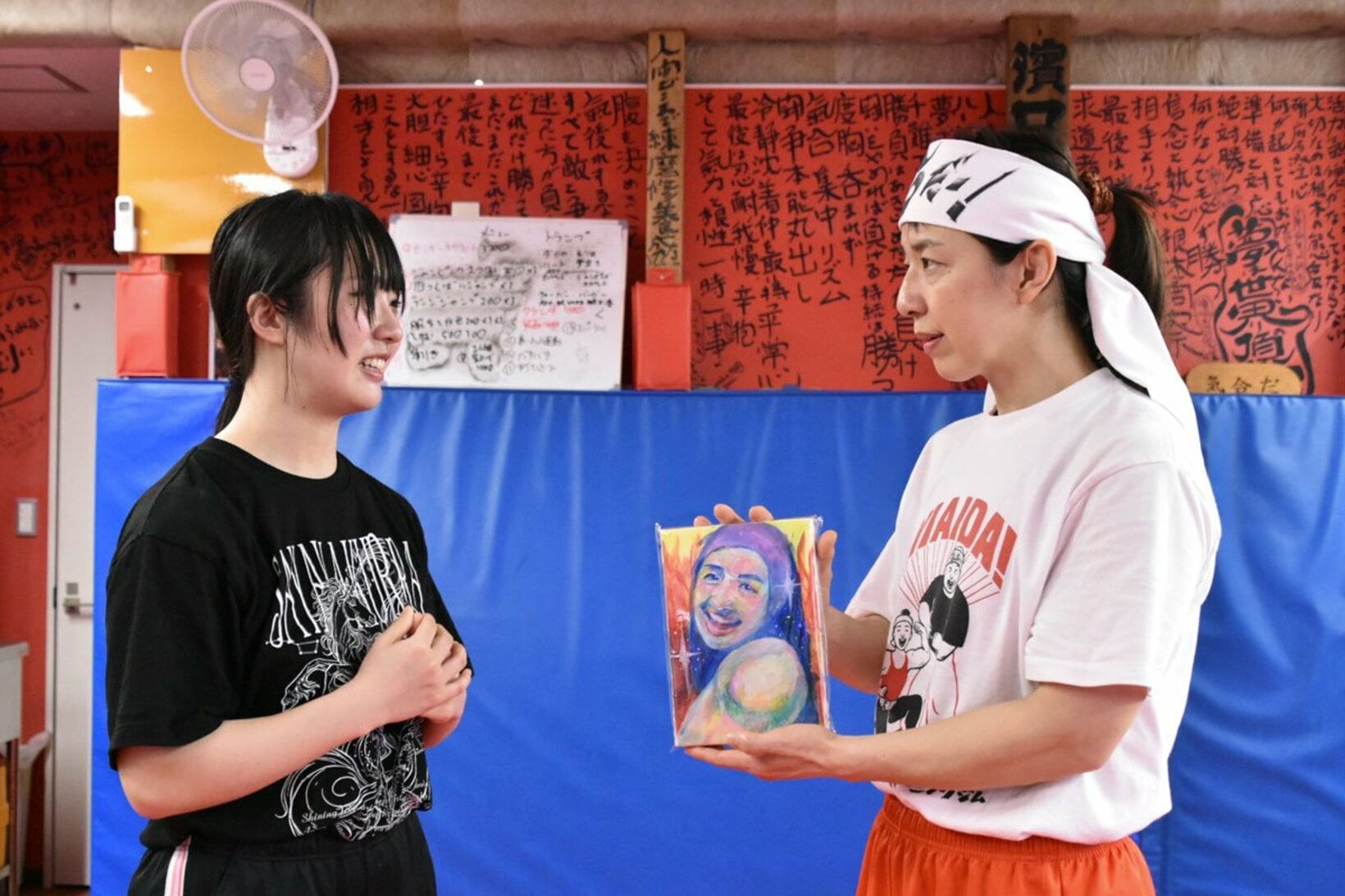 浜口京子に絵をプレゼントする玖麗さやか