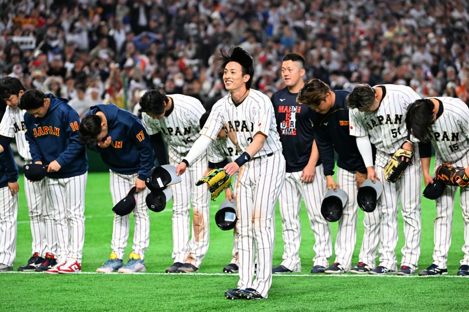 韓国戦の試合後の挨拶を仕切ったソフトバンク・周東佑京(中)