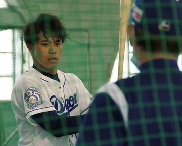  立浪臨時コーチ(右)の指導を受ける中日・三好