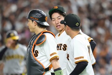 ９回ニ死からタイムリーを許し、険しい表情の巨人・大勢(中)