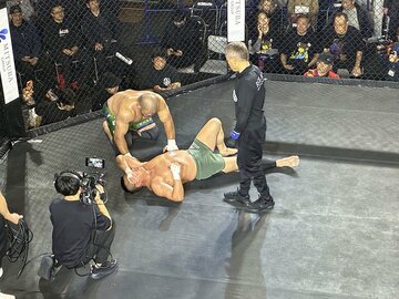 試合後、起き上がれない小路晃に座礼する関根〝シュレック〟秀樹