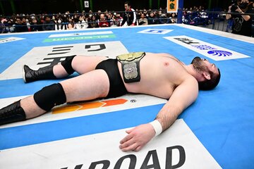 試合後、屈辱の大の字となったウルフアロン