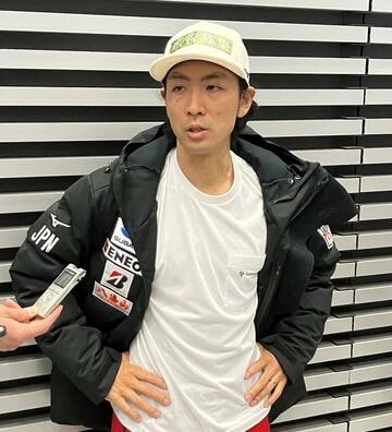 渡部暁斗のキャップには「広告募集」の文字が…