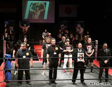  追悼セレモニーでは１０カウントゴングがささげられた