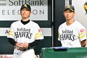 ベンチで戦況を見守ったソフトバンク・小久保監督(左)