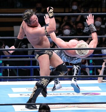  SANADA(右)に白鵬式かち上げエルボーを放つタイチ（東スポWeb）