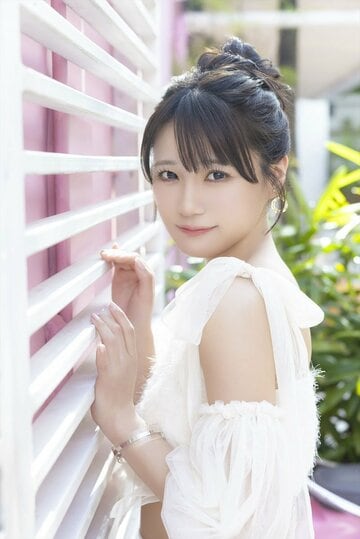 中野愛理の１ｓｔ写真集「可愛いと言って欲しい」セブンネットショッピング限定版表紙（©KADOKAWA ©Zest,Inc. PHOTO/田中智久）