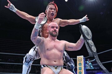 新王者のロビー・エックス(手前)と石森太二