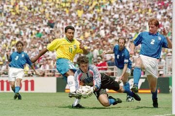 ロマーリオの目の前でダイビングセーブするＧＫパリュウカ（1994年7月17日、ロイター）