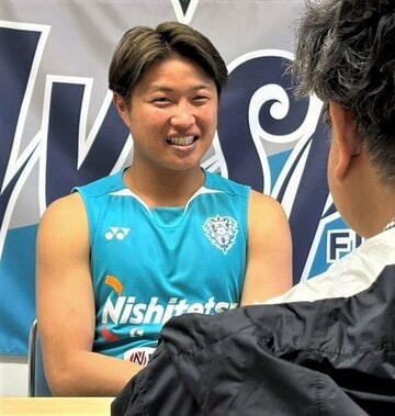 取材に笑顔で答える橋本悠