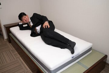  高反発マットレスを自室へ持ち込んだ伊藤稜（球団提供）