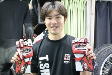 父・茂のグローブを持つ田中崇太