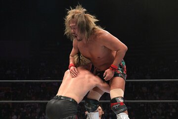 内藤哲也（右）の急所攻撃するSHO