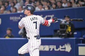 ２７日の中日戦で先制３ランを放った佐藤輝明