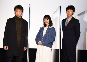  左から波岡一喜、北原里英、弓削智久