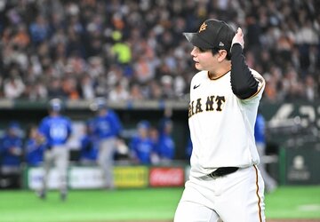 ５回を投げ終え、首をかしげながらベンチへ戻る巨人・竹丸和幸