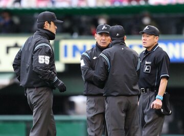  ４回裏、角中勝也の守備をファンが妨害したことを協議する審判