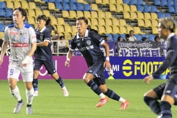 Ｊ１福岡のＦＷ師岡柊生(中)は２戦連続ゴールと活躍を見せたが…