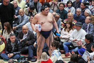 懸賞金を持ち帰る大の里。横綱ともなると量もハンパない
