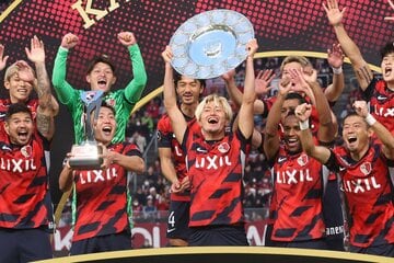 優勝を喜ぶＪ１鹿島のＦＷ鈴木優磨(前列中央)