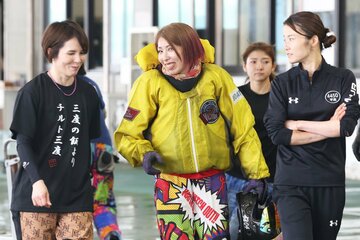 レース後に堀之内紀代子(左)、平高奈菜(右)と談笑する高田ひかる