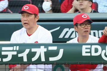 広島・新井監督（左）と藤井ヘッド