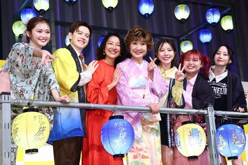 左からゆうちゃみ、ウェンツ瑛士、羽田美智子、小林幸子、「くれいじーまぐねっと」の３人