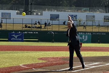 始球式を行ったソフトバンク・王貞治球団会長