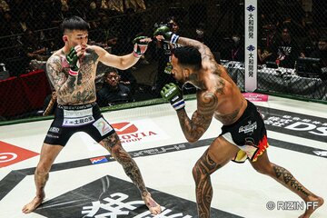 アバイジャ・カレオ・メヘウラ(右)の打撃に苦しんだ萩原京平