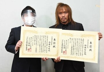  東京スポーツ新聞社・酒井修代表取締役社長（左）から表彰状が贈られた