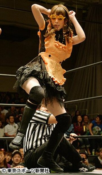 ハロウィーンのコスプレ姿を披露した赤井