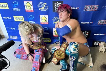 アジアタッグＶ１への前哨戦に勝利したが、疲労困憊の王者組・青柳亮生(右)とライジングHAYATO