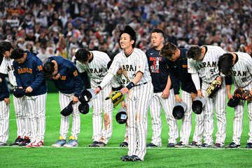 韓国戦の試合後の挨拶を仕切ったソフトバンク・周東佑京(中)