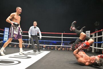 ７R、ノニト・ドネア(右)からダウンを奪った増田陸
