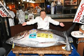 史上最高値となる５億円超で競り落としたクロマグロを前にすしざんまいポーズする木村清社長