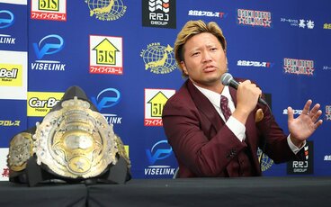 会見で3冠王座防衛への思いを熱く語った宮原健斗