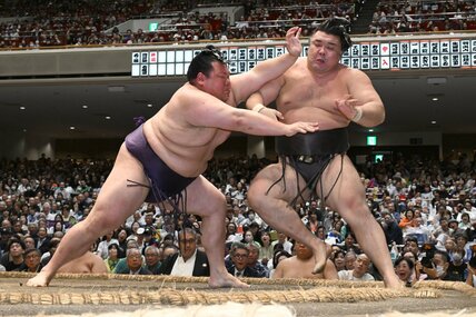 美ノ海(左)に突き出される霧島