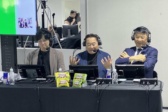 成田空港のe-sports大会で解説を務める武田修宏氏(右)と松木安太郎氏(中)