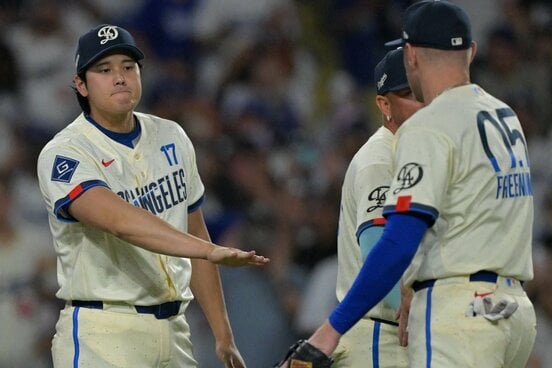 フリーマンとタッチする大谷翔平(左=ロイター)