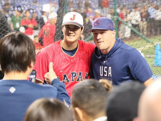 試合前にトラウト（右）と写真を撮る大谷