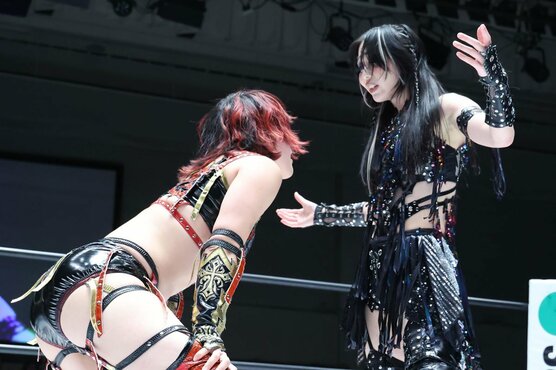 6人タッグ戦では、林下詩美(左)を完全に見下した上谷沙弥
