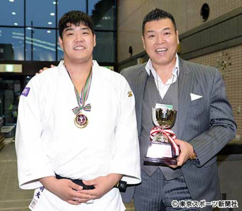  父・小川直也（右）と優勝を喜ぶ小川雄勢