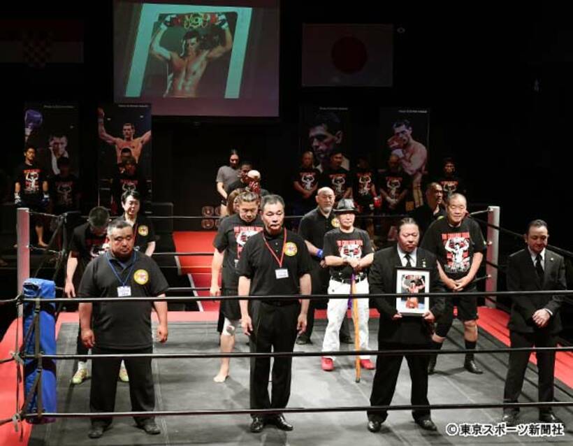  追悼セレモニーでは１０カウントゴングがささげられた